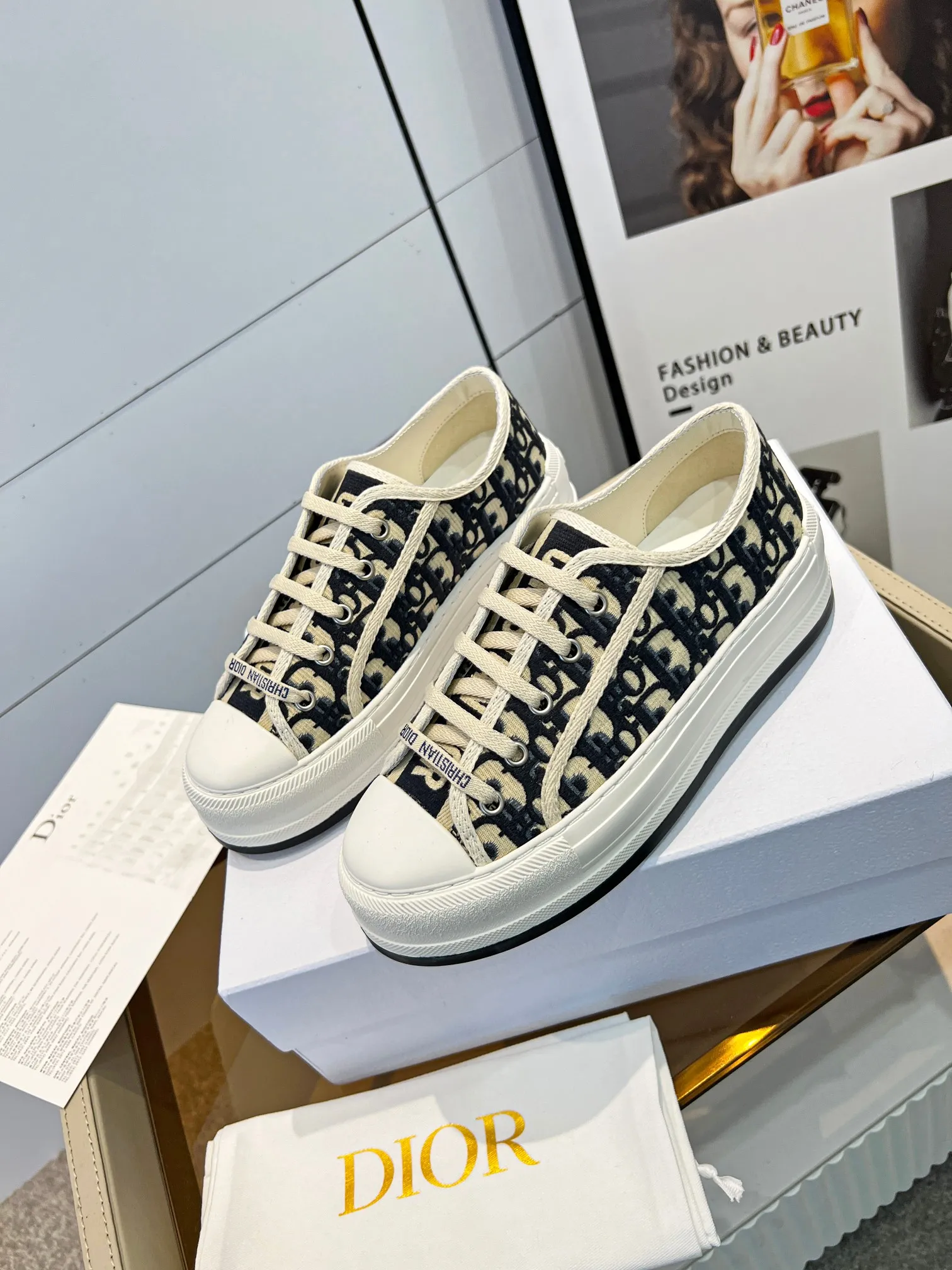 👟👟Ex-factory price 520 women's shoes factory Dior Dior's latest spring and summer catwalk style casual thick-soled cloth shoes. It is hard to find one shoe in the counter. Jin Zhixiu has the same style with many Internet celebrities. The fried chicken on the feet is versatile, genuine Taikoo Hui purchase and development. High-end customized upper material, 3D electric embroidered three-dimensional cloth surface, the outsole is perfectly reproduced, the foot feels very comfortable, the original full set of packaging code number 35-40 (41 customized)